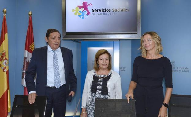 Los consejeros de Sanidad y de Familia de la Junta de Castilla y León, Antonio Sáez Aguado y Alicia García, y la presidenta de la Federación Regional de Asociaciones de Familiares de Alzheimer de Castilla y León, AFACAYLE, Milagros Carvajal (centro), durante la presentación del 'Día Mundial del Alzheimer 2017'.