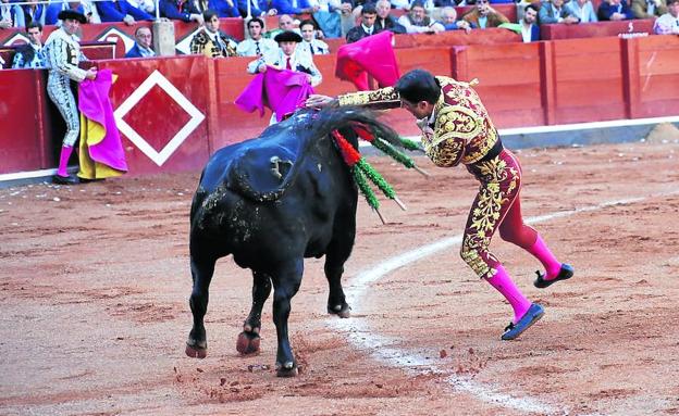 Javier Castaño da la estocada a uno de los toros que le tocaron en suerte en la tarde de ayer.