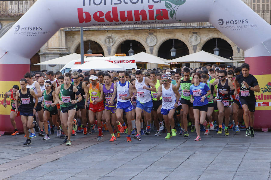 Los atletas toman la toman la salida en la Plaza Mayor de Salamanc