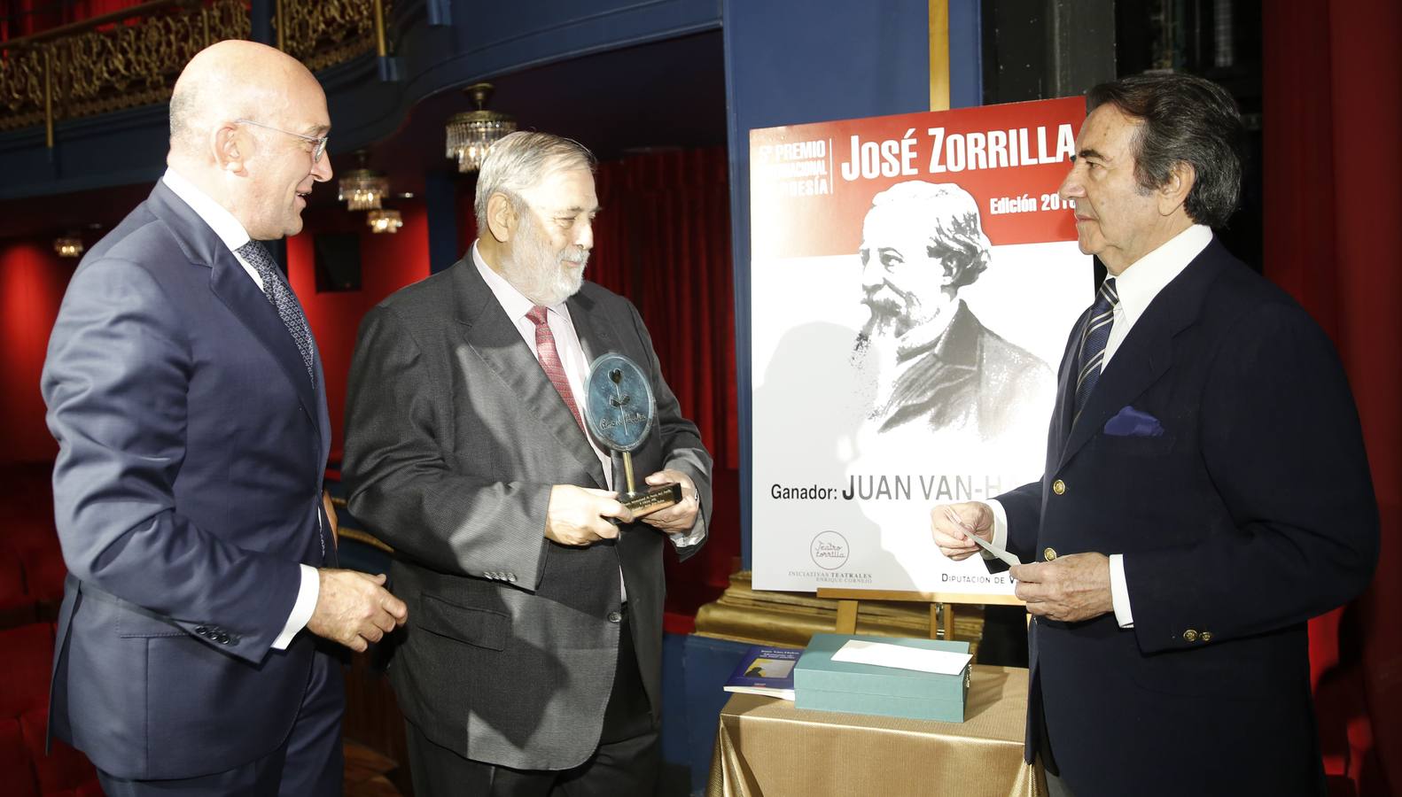 El poeta y escritor madrileño, Juan Van-Halen, recogió el galardón por su libro 'Memoria de un mal sueño' 