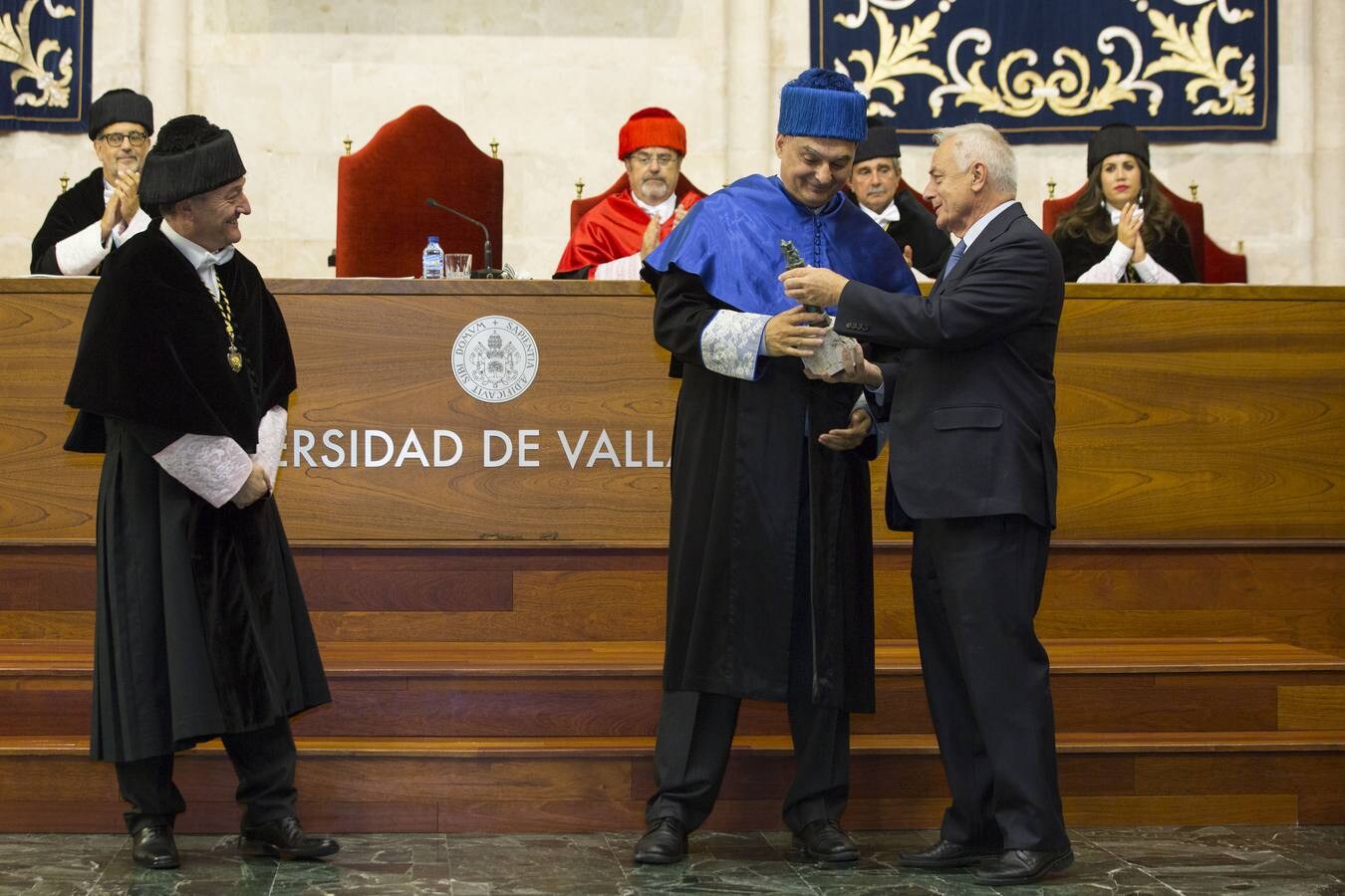 El rector, Daniel Miguel, demanda una rebaja de las tasas y una mayor dotación docente en titulaciones de nueva creación