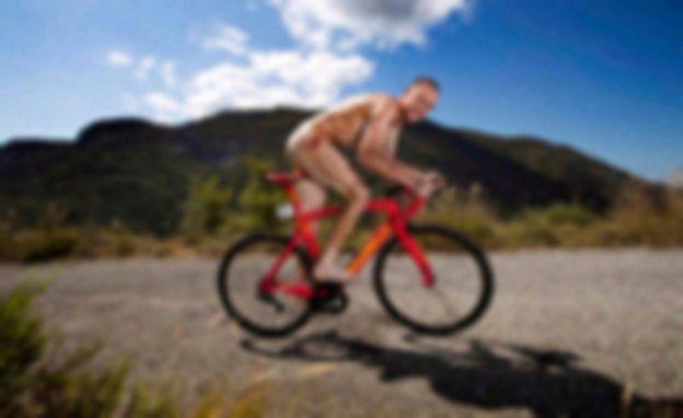 Chris Froome, desnudo, en su bicicleta. The Sun