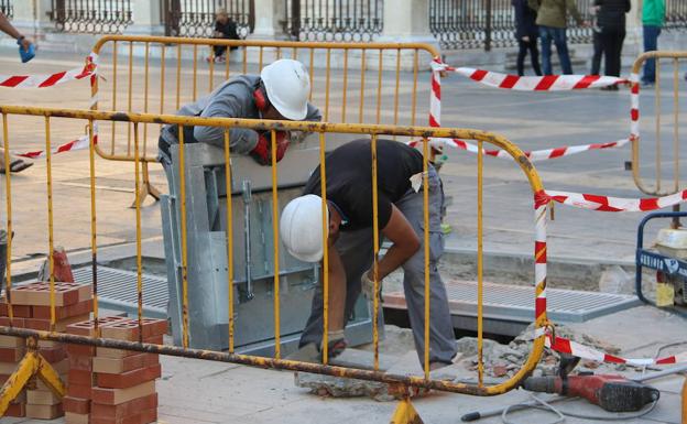 Imagen principal - Obras previas a la instalación de la estatua del padre y el hijo. 