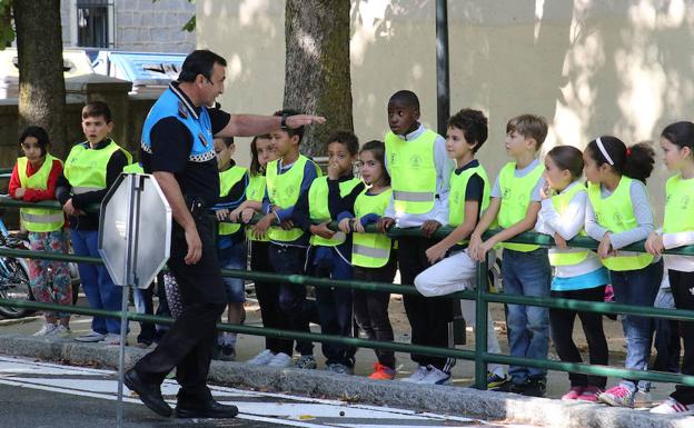Un miembro de la Policía Local de Segovia da unas pautas a los escolares antes de montarse en sus bicicletas, ayer en el Parque Infantil de Tráfico. 
