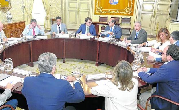 Los miembros de la comisión municipal Edusi Tormes+, durante la reunión constitutiva que mantuvieron ayer en el Ayuntamiento de Salamanca. 