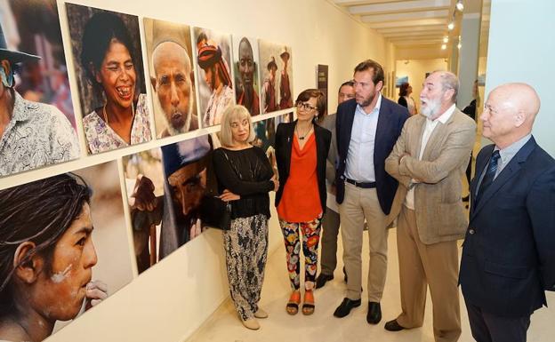 Observan la exposicición, de izquierda a derecha, Inés Rodríguez, Laura Fernández, Óscar Puente, Eduardo Aznar y Esteban Manrique. 