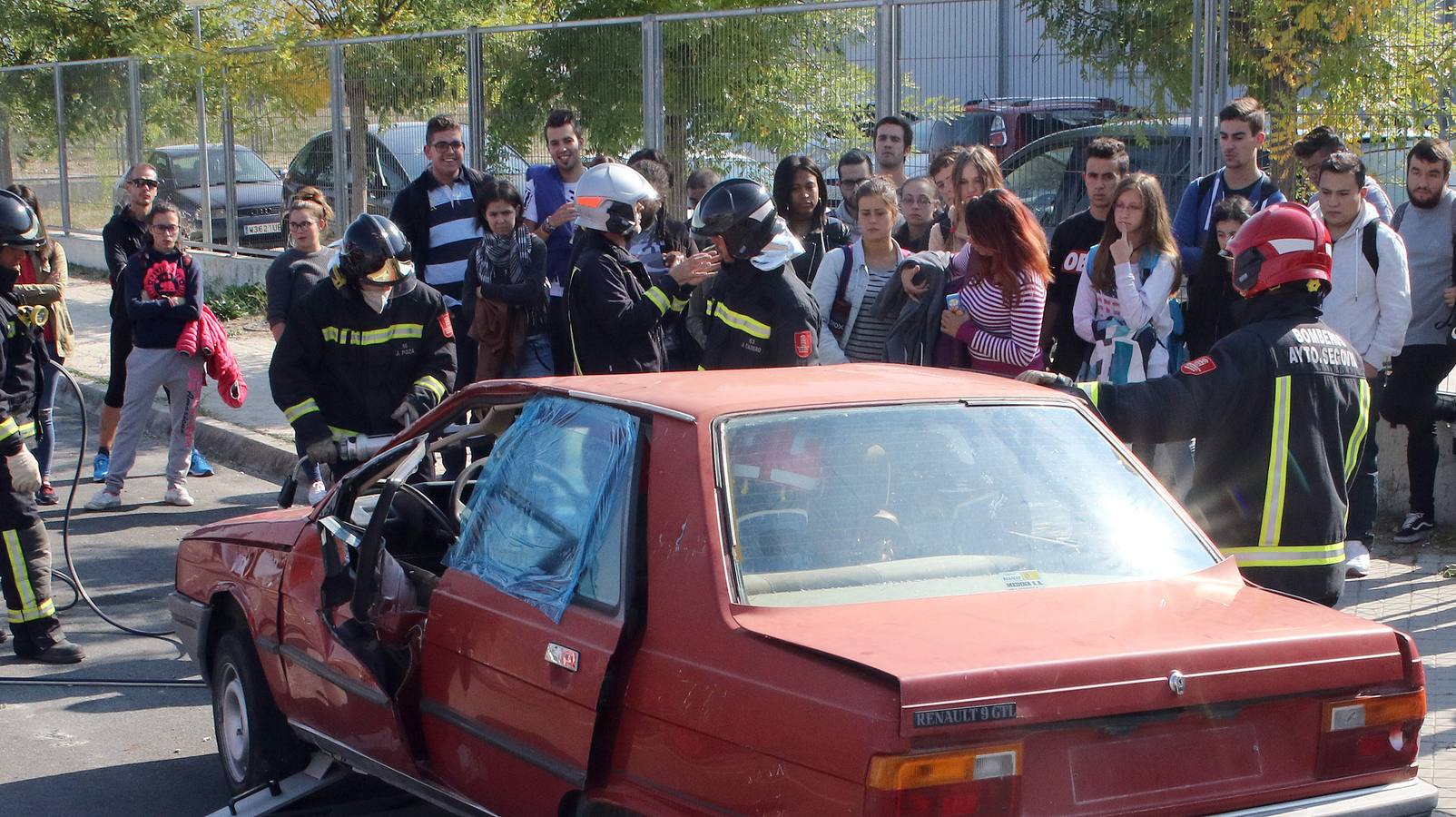 Los Bomberos inician las demostraciones de rescate de víctimas en accidentes de tráfico para ilustrar a los jóvenes sobre la necesidad de conducir con seguridad