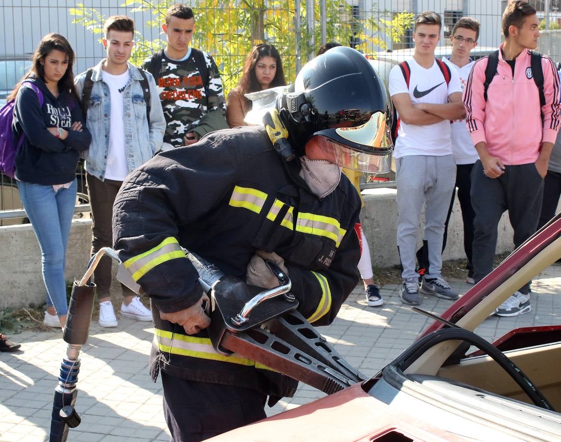 Los Bomberos inician las demostraciones de rescate de víctimas en accidentes de tráfico para ilustrar a los jóvenes sobre la necesidad de conducir con seguridad