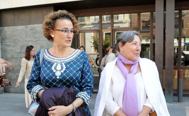 La letrada Isabel Palomino (izquierda) y Concha Menayo, presidenta de Adavasymt (derecha), el pasado 20 de septiembre en el arranque de las declaracioens para esclarecer el caso.