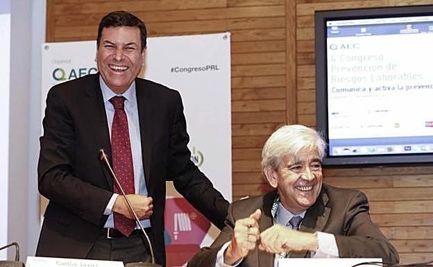 El consejero de Empleo, Carlos Fernández Carriedo , acompañado del presidente de AEC, Miguel Udaondo.. 