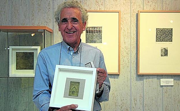 Justino Santos, con uno de los trabajos de su exposición. 