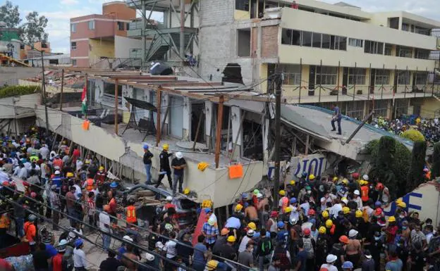 Rescatistas y voluntarios en el Colegio Enrique Rebsamen.