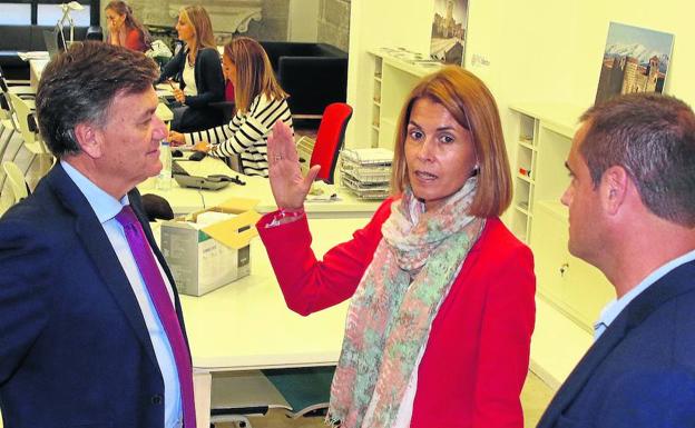 Francisco Vázquez, Magdalena Rodríguez, y Carlos Fuentes, ayer en la sede de Prodestur de la Casa del Sello. 