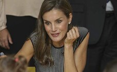 La Reina Letizia conversa con los niños del centro tinerfeño. 