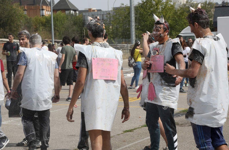 Alumnos de todas las titulaciones se han concentrado en el entorno del recinto universitario desde por la mañana para celebrar la fiesta de los novatos