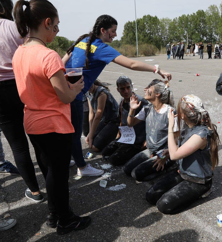 Alumnos de todas las titulaciones se han concentrado en el entorno del recinto universitario desde por la mañana para celebrar la fiesta de los novatos