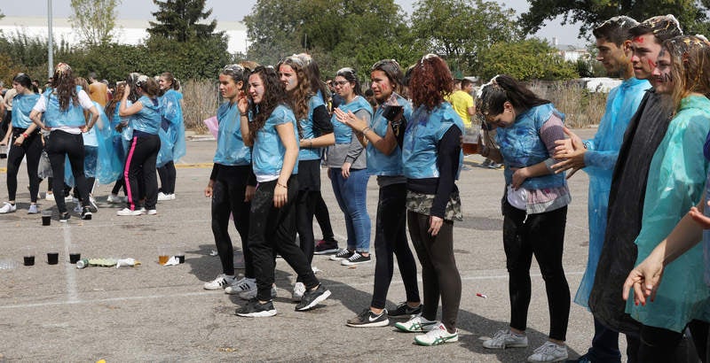 Alumnos de todas las titulaciones se han concentrado en el entorno del recinto universitario desde por la mañana para celebrar la fiesta de los novatos