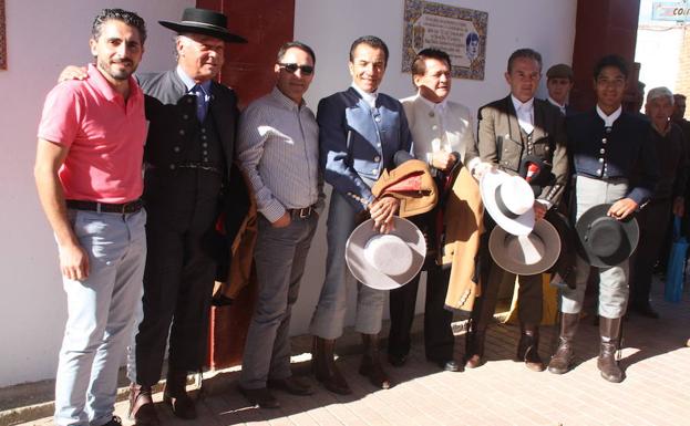 Jorge Arellano, primero por la izquierda, antes de un festejo en Nava. 