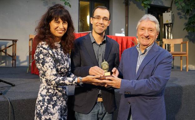 La concejala de Cultura y Turismo, Ana Redondo, y Celso Almuiña, presidente del Ateneo de Valladolid, escoltan a Alberto de la Rocha. 