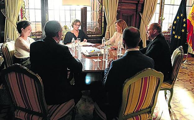 Isabel García Tejerina y Ángeles Armisén, en el centro, durante la reunión.