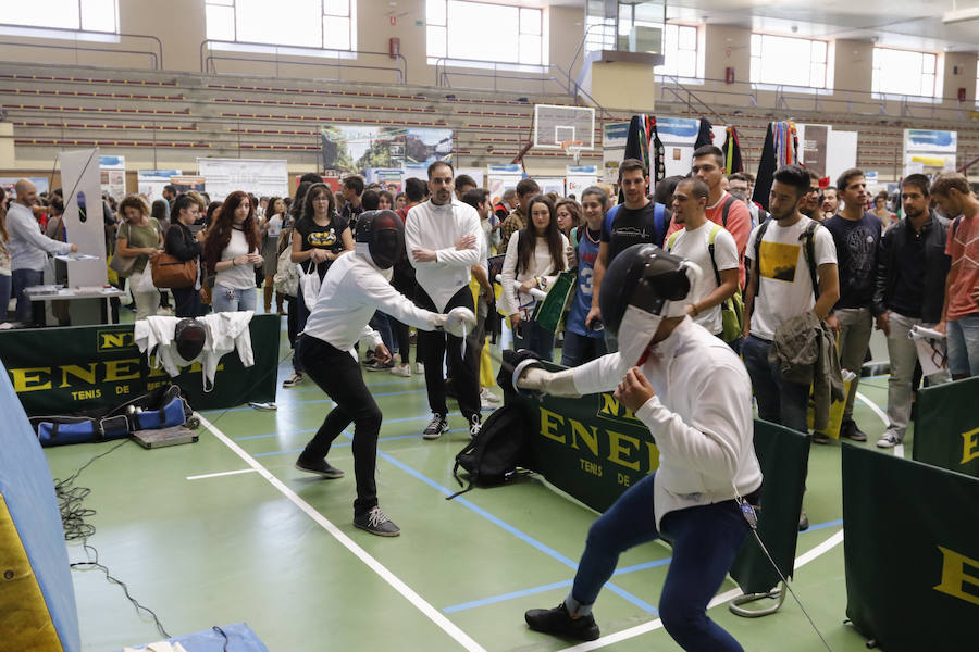 El polideportivo Miguel de Unamuno acogió el acto que tributa la Usal a sus nuevos alumnos