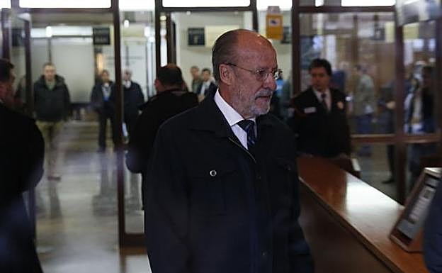 Javier León de la Riva llega a los juzgados de Angustias para ser interrogado sobre el aval del crédito del soterramiento en octubre de 2016.