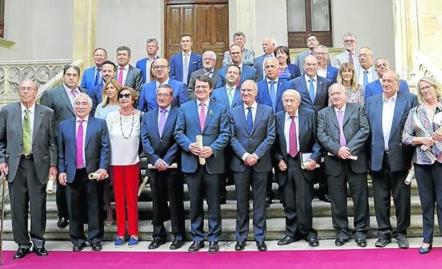 Foto de familia de los diez presidentes que ha tenido la Diputación a lo largo de la democracia con los integrantes de la actual corporación provincial. 
