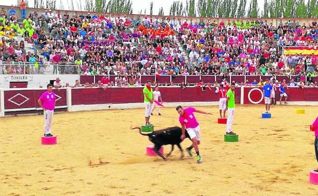 Un momento del concurso El Gran Prix, ayer, en la plaza de toros de Nava de la Asunción. 