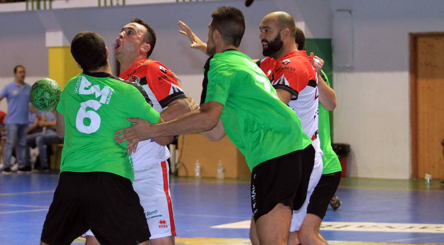 Carlos Villlagrán, agarrado durante un partido de pretemporada.