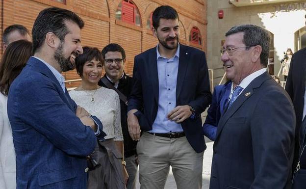 Luis Tudanca habla con el presidente de la Diputación de Burgos, Cesar Rico, en presencia del diputado provincial, David Jurado.