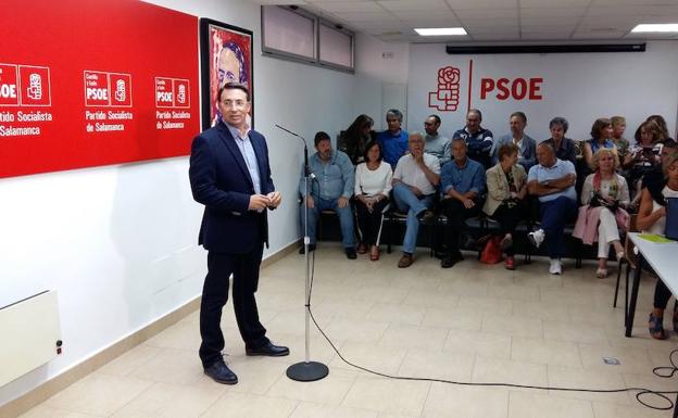 Fernando Pablos, en la sede del PSOE en Salamanca, al anunciar que se presenta a la reelección.