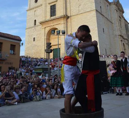 Pisado tradicional de uva en la fiesta de la vendimia de Cigales 