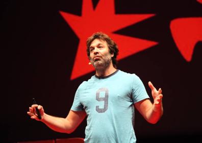 Imagen secundaria 1 - En la fotografía superior, Belén Viloria y Leo Harlem durante el acto final del evento. Abajo, a la izquierda, Mariano Sigman; a la derecha, Carmen Jiménez Borja.