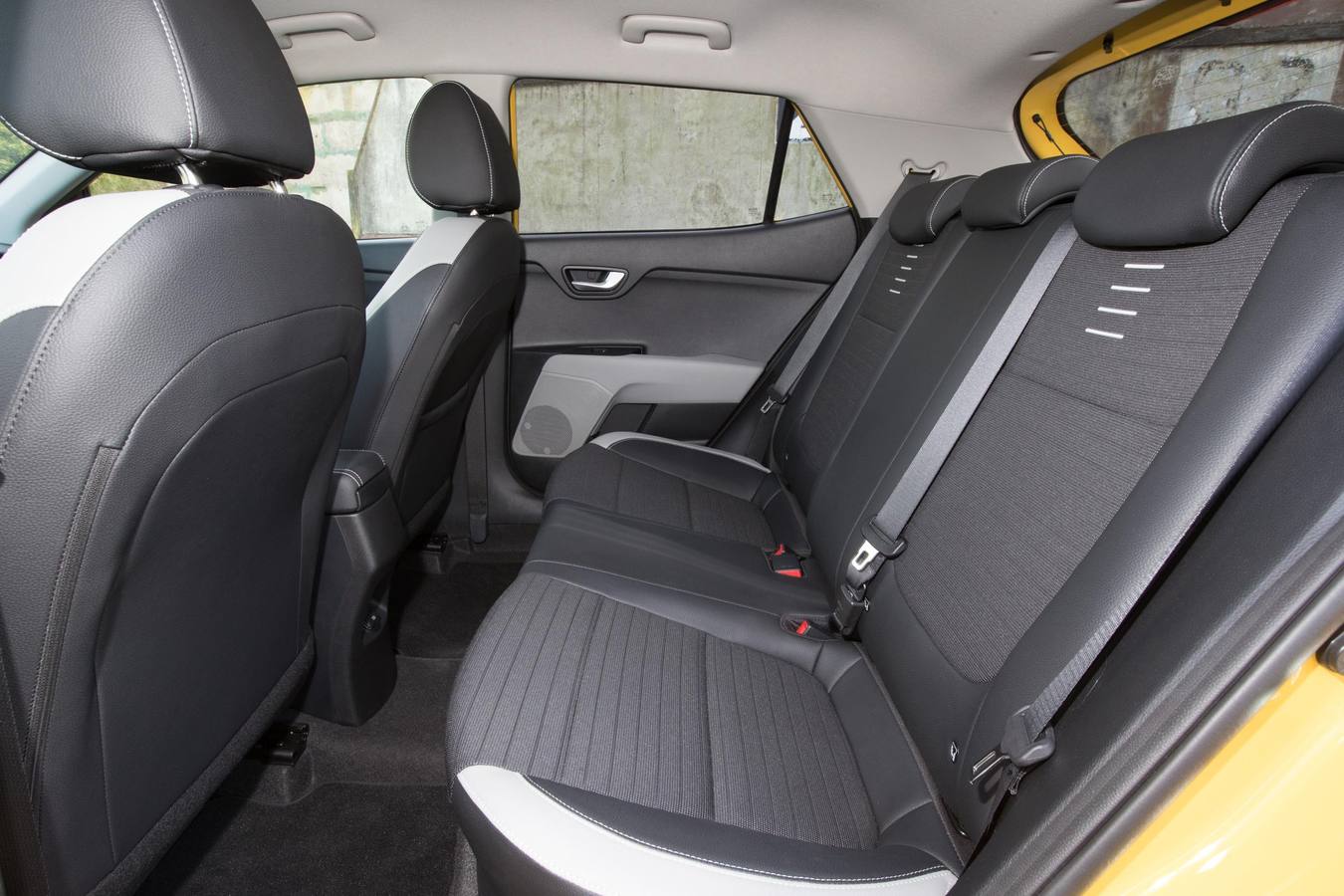Con poco más de 4,10 metros de longitud, el nuevo Kia Stonic es un SUV compacto, con un inconfundible estilo europeo y las mayores posibilidades de personalización que haya tenido nunca un coche de la marca. A la venta desde 12.919 euros. 