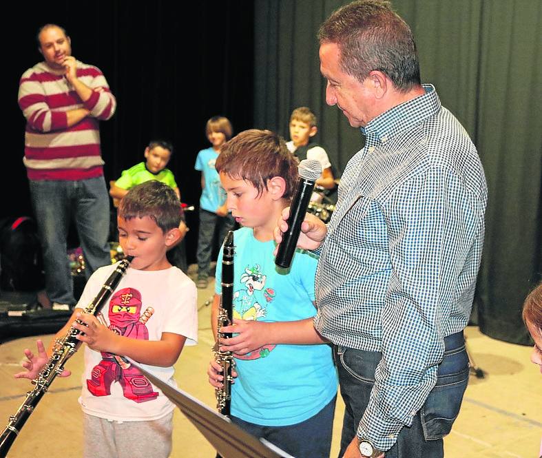 Los niños, en la prueba de clarinete. 