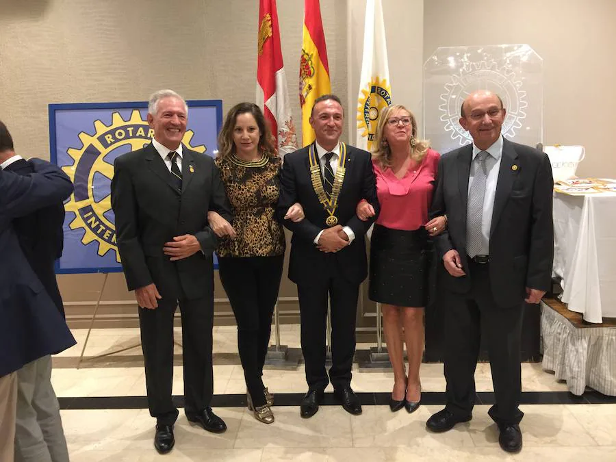 René Fernández, presidente actual de los rotarios, en el centro, con las dos nuevas socias y con Antonio Riaza e Isidoro del Amo, 