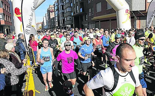 Los corredores toman la salida en la prueba del año pasado.