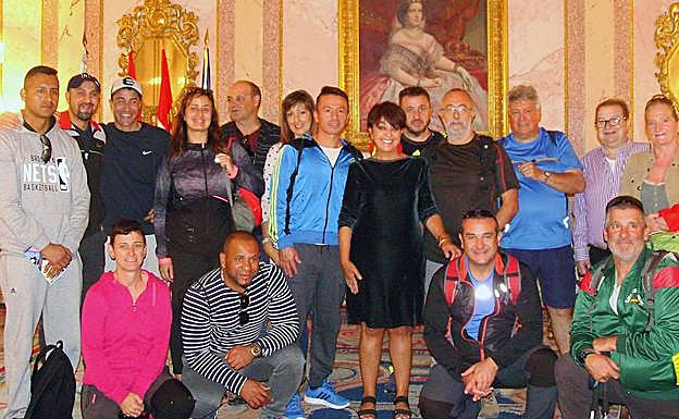 Claudia de Santos, concejala de Patrimonio y Turismo, ayer en la recepción de los presos y voluntarios que iniciaron el Camino de Santiago. 