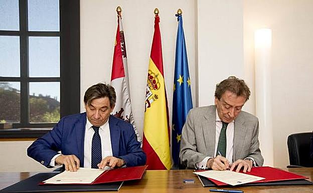 : El vicepresidente de la Junta y consejero de la Presidencia, José Antonio de Santiago-Juárez, y el director del Centro Asociado de la UNED en Zamora, Juan Andrés Blanco, durante la firma del convenio.