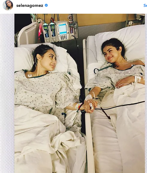 Selena con su amiga en el hospital. 