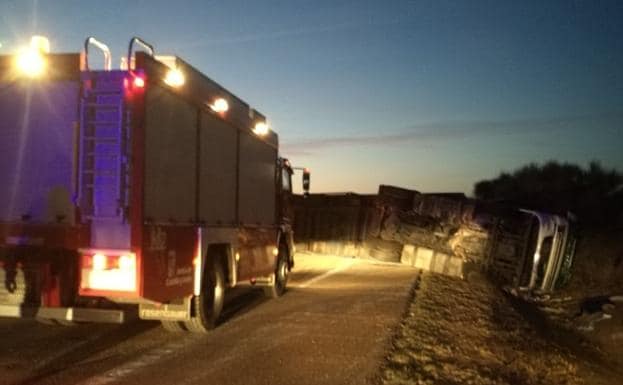 Camión volcado en la A-6 a su paso por Villardefrades. 