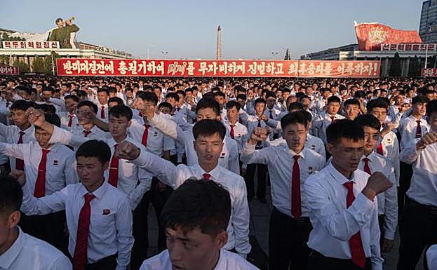 Estudiantes, en un homenaje, en Corea del Norte.