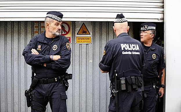 Agentes, custodiando las urnas.