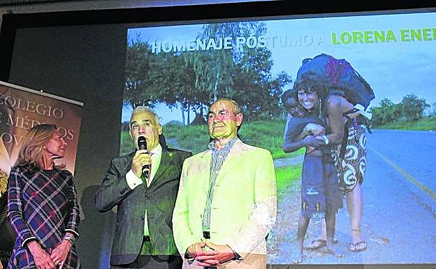 El presidente del Colegio de Médicos, Enrique Guilabert, flanqueado por los padres de Lorena. 