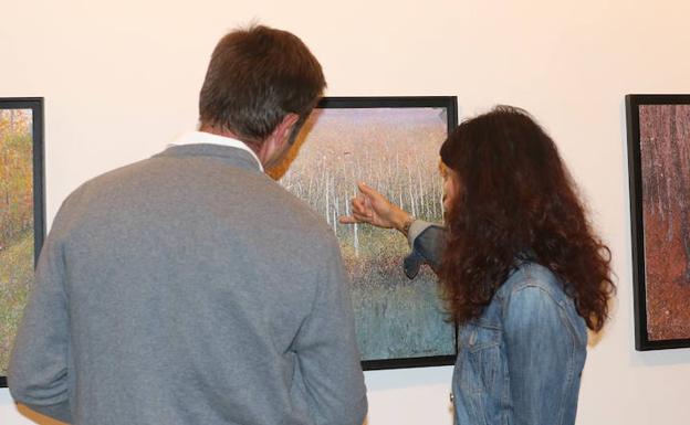 La concejala de Cultura Ana Redondo y el pintor Pablo Giménez visitan la muestra. 