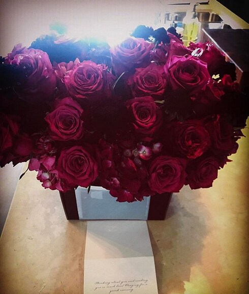 La artista también ha mostrado el ramo de flores que le ha regalado Beyoncé. 