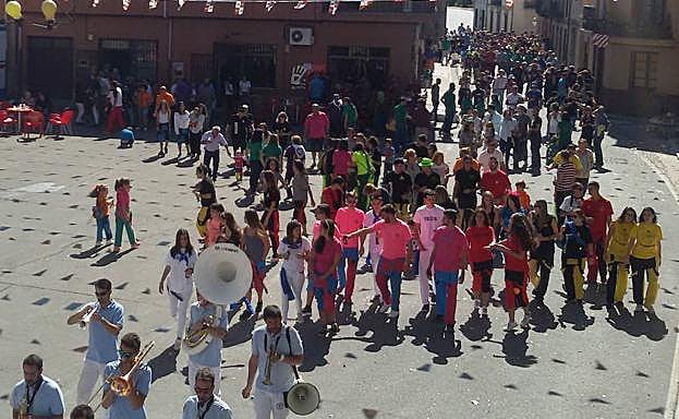 Participantes en el tradicional desfile de peñas durante las pasadas fiestas. 