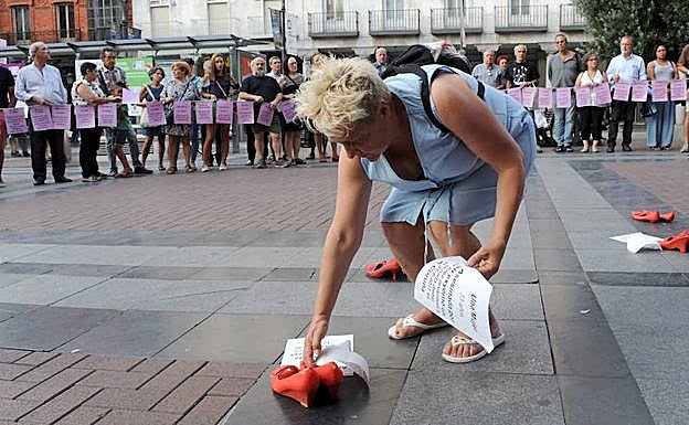 Una mujer coloca los símbolos del homenaje mensual contra la violencia machista que, en esta ocasión, recordó a la niña Sara, víctima mortal