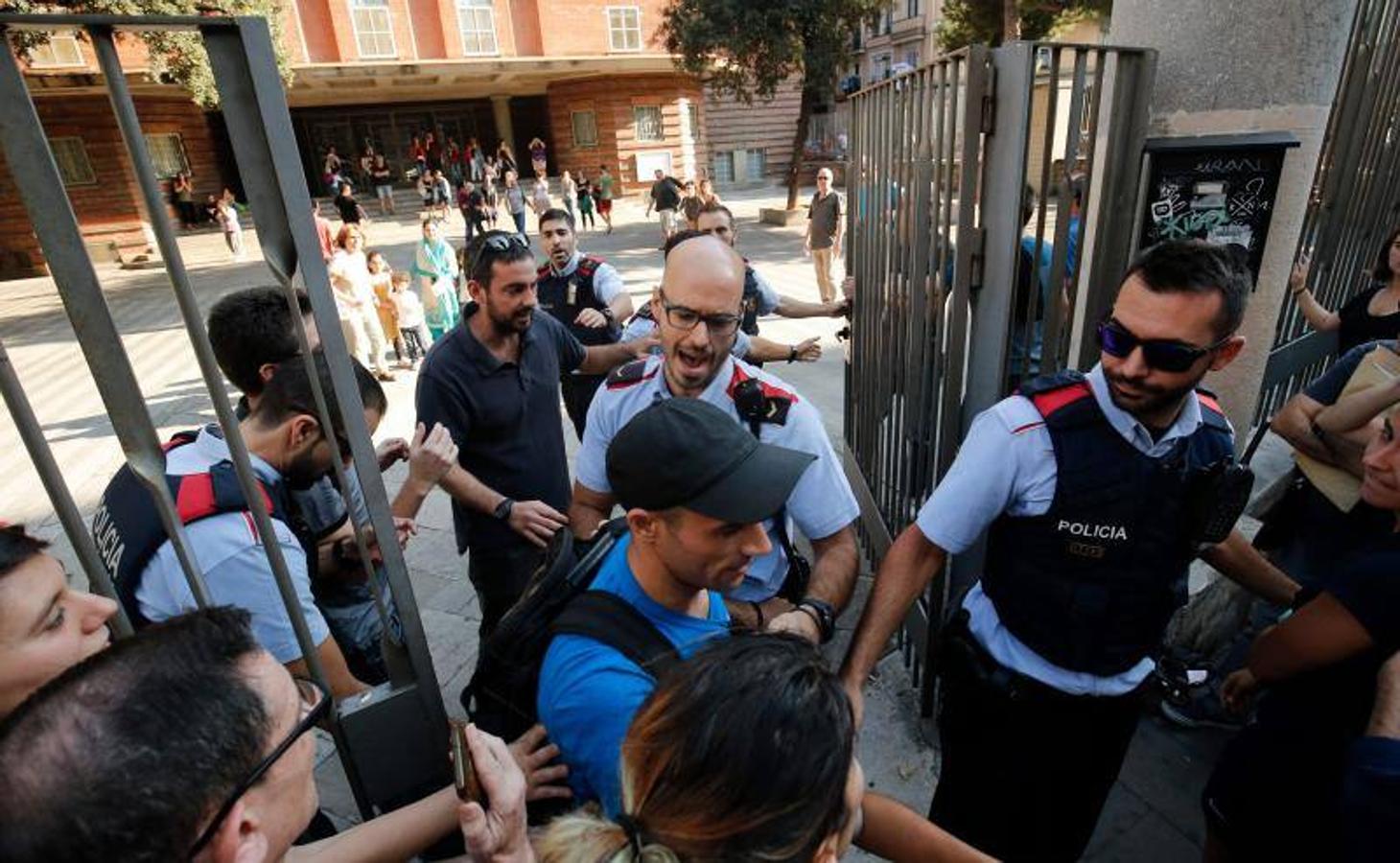 Varias personas han accedido a dos centros educativos del centro de Barcelona