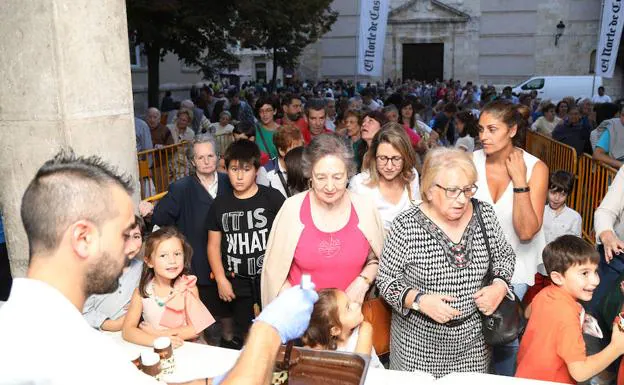 Centenares de palentinos esperan en la plaza de San Francisco para recibir su degustación de chocolate.